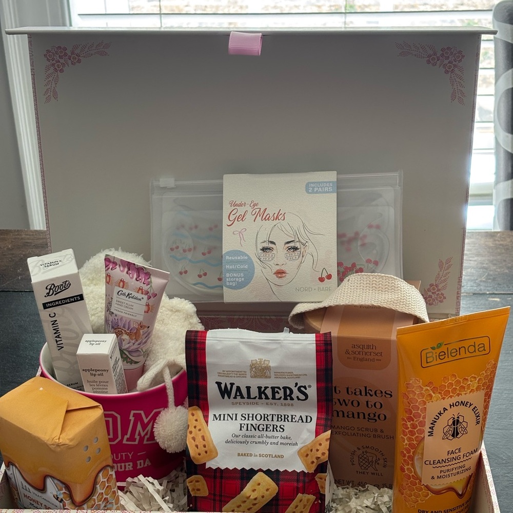 🎁 Amazing Mother’s Day Gift Box with a Tasty Treat and Awesome Mom Mug 🎁